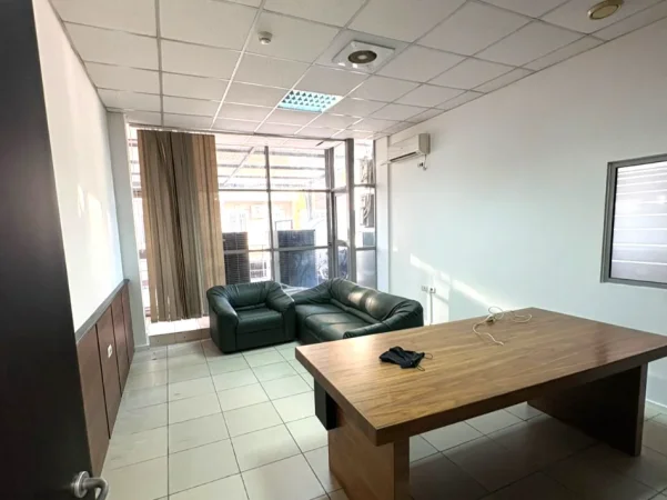 Tirane, jepet me qera ambjent biznesi , 550 m² 7.000 € 