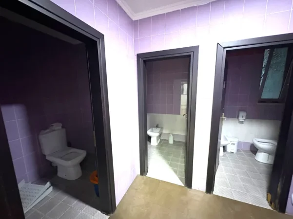 Tirane, jepet me qera ambjent biznesi , 550 m² 7.000 € 