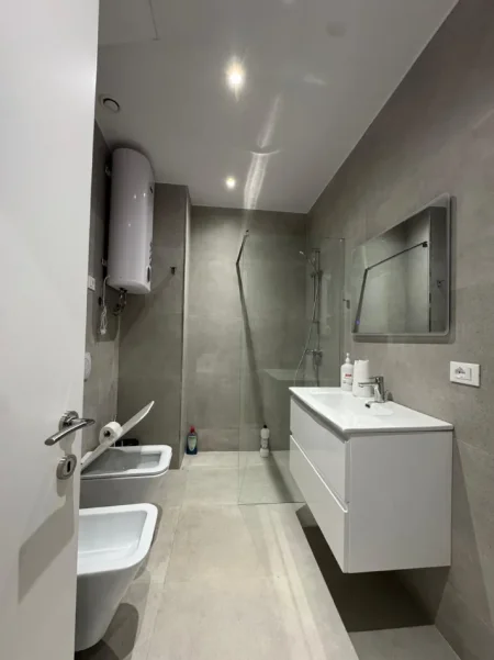 Tirane, jepet me qera zyre , 78 m² 1.700 € (Lake View Residence, Liqeni)