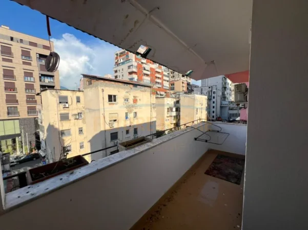 Tirane, jepet me qera apartament 2+1 Kati 4, 85 m² 700 € (Rruga Bardhok Biba)