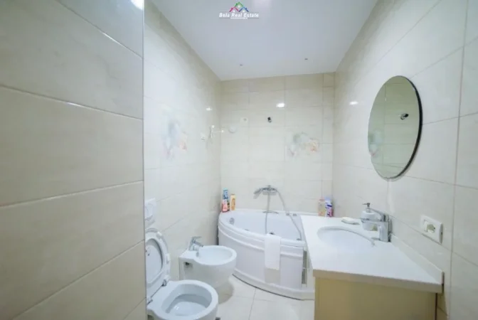 Tirane, jepet me qera apartament 1+1+Ballkon Kati 5, 105 m² 900 € (rruga Vllazen Huta)