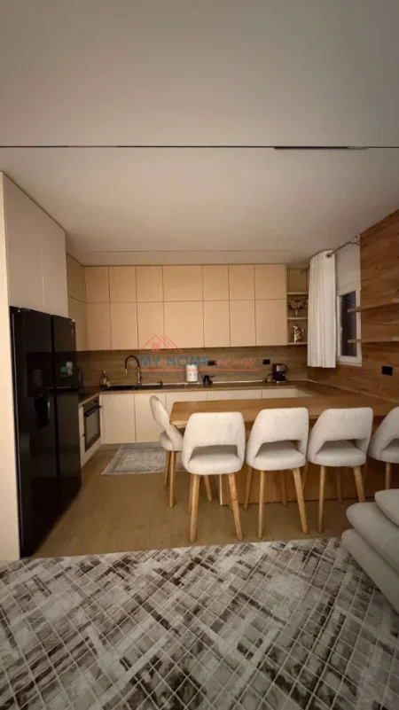 Tirane, jepet me qera apartament 1+1+Ballkon Kati 1, 80 m² 650 € (Rruga e Dibres)