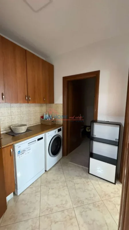 Tirane, jepet me qera apartament 2+1+Ballkon Kati 9, 95 m² 850 € (Rruga Frederik Shiroka)