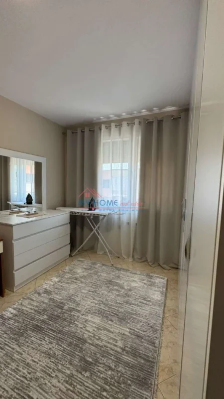 Tirane, jepet me qera apartament 2+1+Ballkon Kati 9, 95 m² 850 € (Rruga Frederik Shiroka)