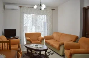 Tirane, jepet me qera apartament 2+1+Aneks+Ballkon , 650 € (rruga e durresit , prokuroria)