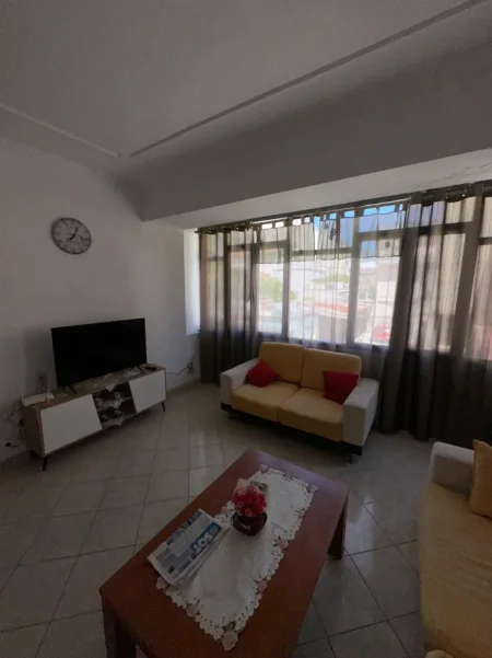 Tirane, jepet me qera apartament 1+1+Aneks Kati 1, 80 m² 600 € (Rruga e Kavajës, pranë Tirana Garden Building)