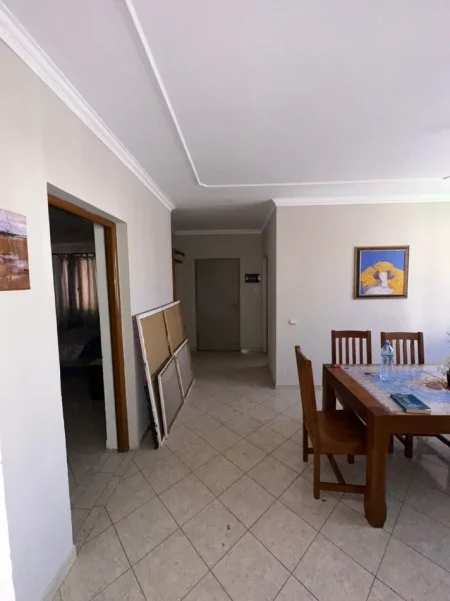 Tirane, jepet me qera apartament 1+1+Aneks Kati 1, 80 m² 600 € (Rruga e Kavajës, pranë Tirana Garden Building)