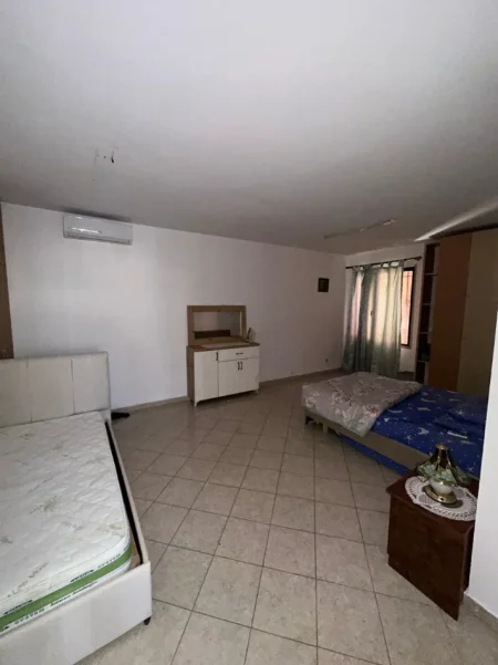Tirane, jepet me qera apartament 1+1+Aneks Kati 1, 80 m² 600 € (Rruga e Kavajës, pranë Tirana Garden Building)