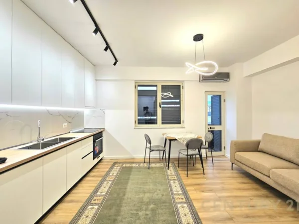 Tirane, jepet me qera apartament 1+1 Kati 4, 60 m² 630 € (21 Dhjetori SUN142895)