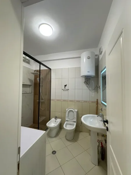 Tirane, jepet me qera apartament 2+1 , 900 € (KOPSHTI ZOOLOGJIK)