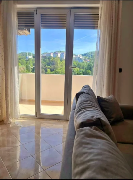 Tirane, jepet me qera apartament 1+1 Kati 5, 630 € (Komuna e Parisit)