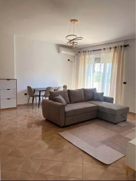 Tirane, jepet me qera apartament 1+1 Kati 5, 630 € (Komuna e Parisit)
