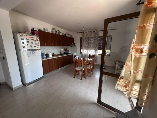 Tirane, jepet me qera Apartament 1+1, Mobiluar, Kati 7,Cmimi 42.000 Lekë të Reja tek ZOGU i Zi ,Don Bosko, Tiranë.