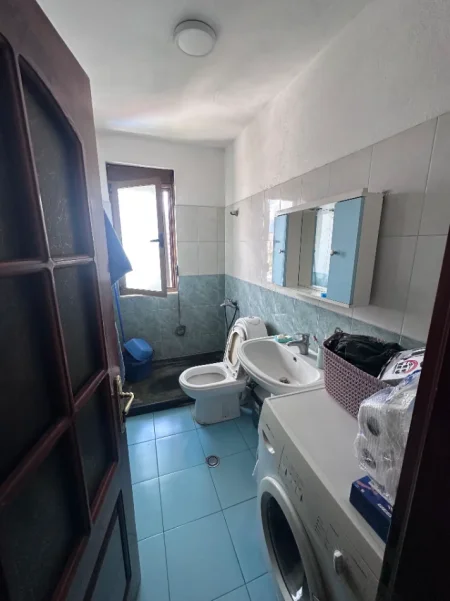 Tirane, jepet me qera Apartament 1+1, Mobiluar, Kati 7,Cmimi 42.000 Lekë të Reja tek ZOGU i Zi ,Don Bosko, Tiranë.