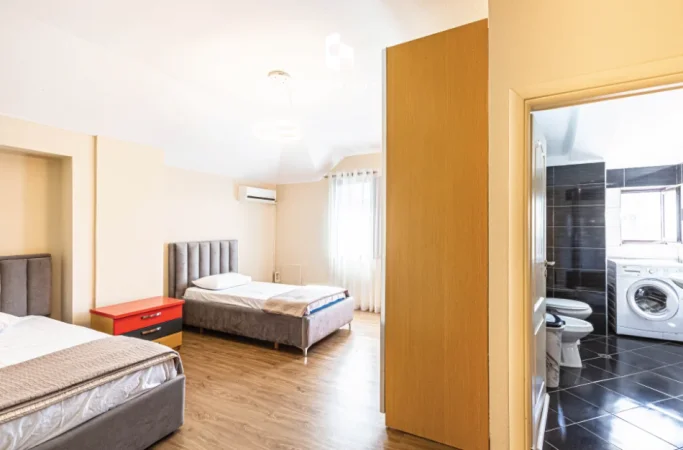 🌇 Me Qira: Apartament Fantastik ✨️ 2+1+2Wc & 2 Parkime 700€/Muaj (Liqeni Artificial - Shkolla Willson) Pamje Panoramike nga Liqeni 🏞️