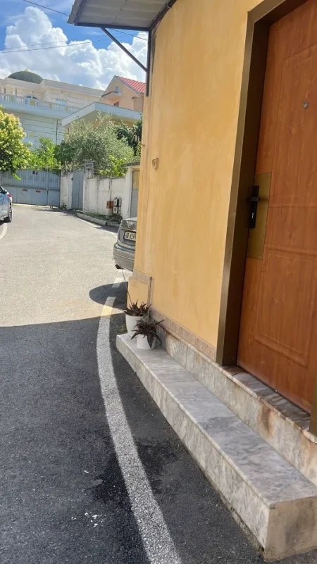 Tirane, jepet me qera 1+1 Kati 1, 40 m² 300 € (Rruga "Hekuran Mara" ,ish-tregu elektrik)