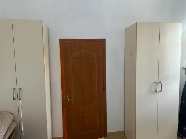 Tirane, jepet me qera 1+1 Kati 1, 40 m² 300 € (Rruga "Hekuran Mara" ,ish-tregu elektrik)