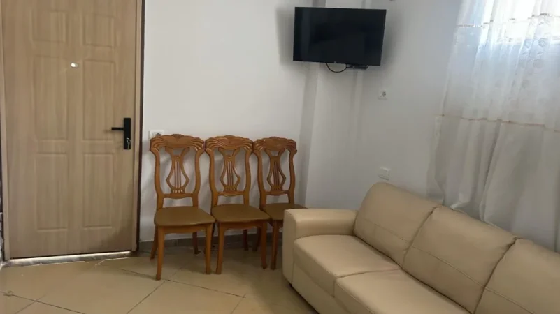 Tirane, jepet me qera 1+1 Kati 1, 40 m² 300 € (Rruga "Hekuran Mara" ,ish-tregu elektrik)