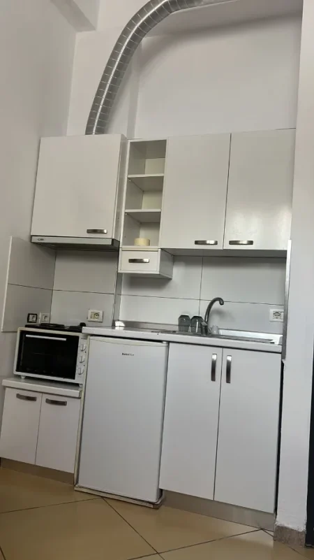 Tirane, jepet me qera 1+1 Kati 1, 40 m² 300 € (Rruga "Hekuran Mara" ,ish-tregu elektrik)
