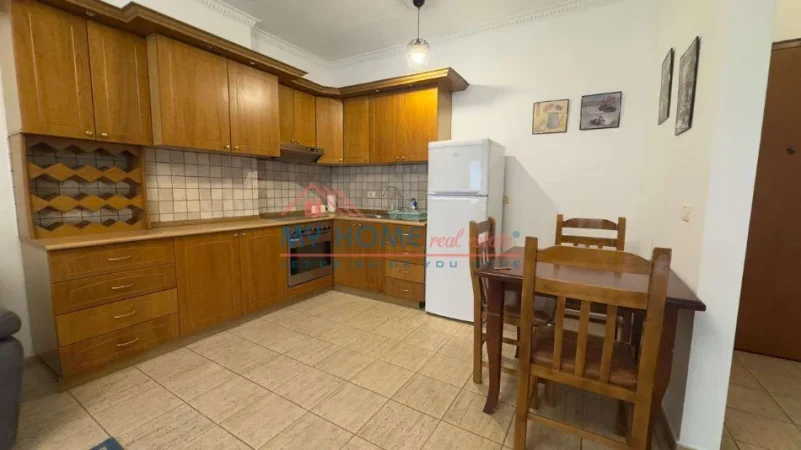 Tirane, jepet me qera apartament 1+1+Ballkon Kati 3, 70 m² 650 € (Bulevardi Zogu I)