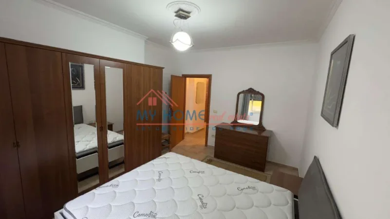 Tirane, jepet me qera apartament 1+1+Ballkon Kati 3, 70 m² 650 € (Bulevardi Zogu I)