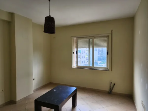 Tirane, jepet me qera apartament 2+1+Aneks+Ballkon Kati 3, 100 m² 550 € (ish stacioni i trenit)