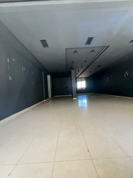 Tirane, jepet me qera zyre Kati 0, 100 m² 2.000 € (STADIUMI DINAMO)
