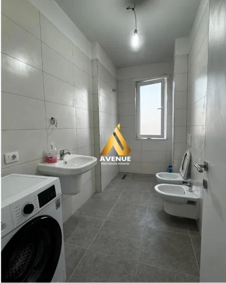 Tirane, jepet me qera apartament 2+1+Ballkon Kati 7, 100 m² 450 € (univers city)