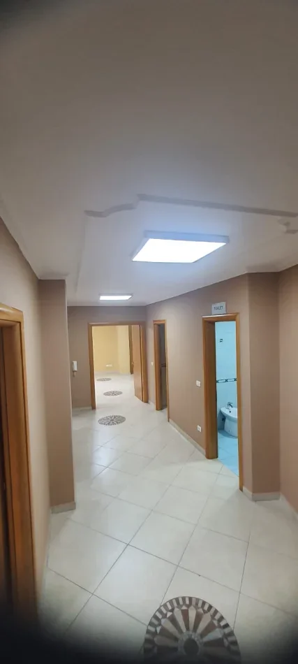 Tirane, jepet me qera zyre Kati 3, 160 m² 1.100 € (Rruga e Durresit)