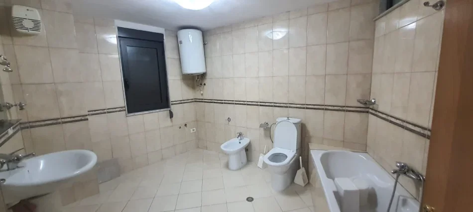 Tirane, jepet me qera zyre Kati 3, 160 m² 1.100 € (Rruga e Durresit)