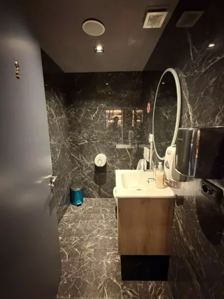 Tirane, shitet lokal Kati 0, 136 m² 370.000 € (Rruga Babe Rexha, Ish Parku i Autobuzave)