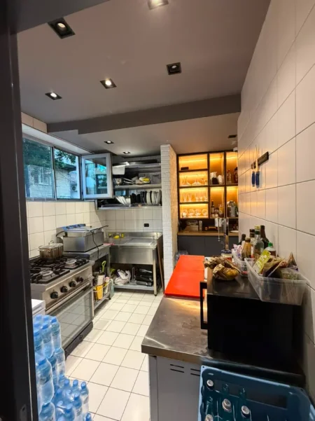 Tirane, shitet lokal Kati 0, 136 m² 370.000 € (Rruga Babe Rexha, Ish Parku i Autobuzave)