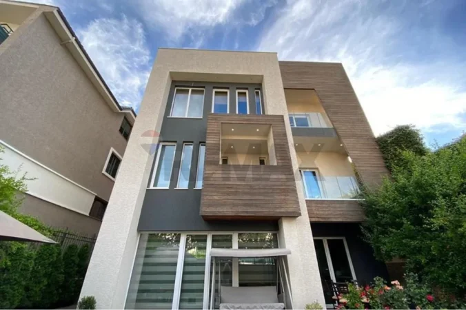 Tirane, shitet Vile Vile 3 Katshe , 412 m² 845.000 € (Rruga e Elbasanit)