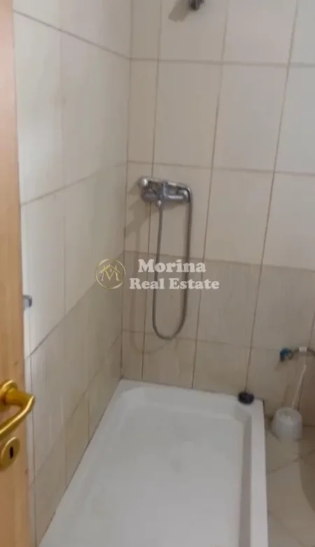 Tirane, jepet me qera apartament 2+1 Kati 3, 100 m² 400 € (Laprake)