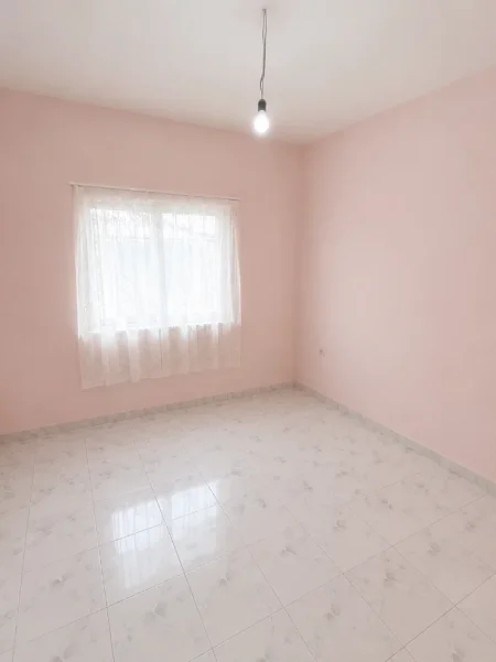 Tirane, shes shtepi 3+1 Kati 1, 200.000 € 