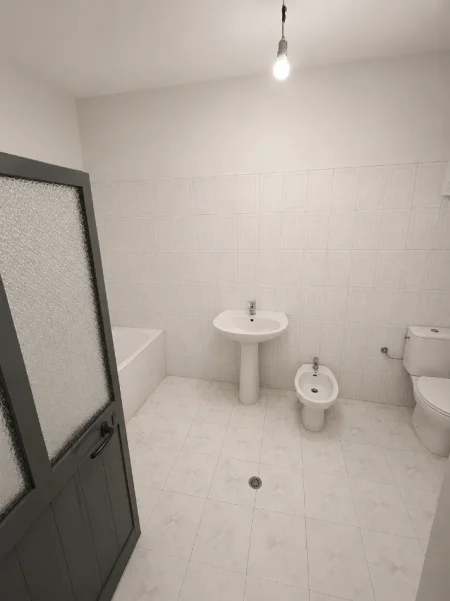 Tirane, shes shtepi 3+1 Kati 1, 200.000 € 