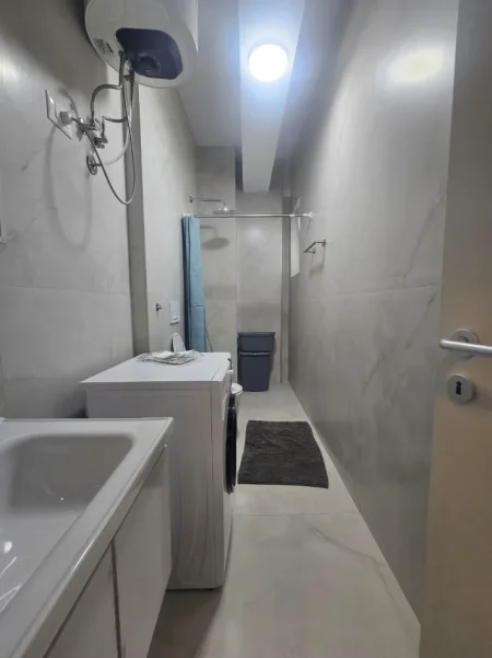 Tirane, jepet me qera apartament 1+1 , 60 m² 450 € (Fresku)