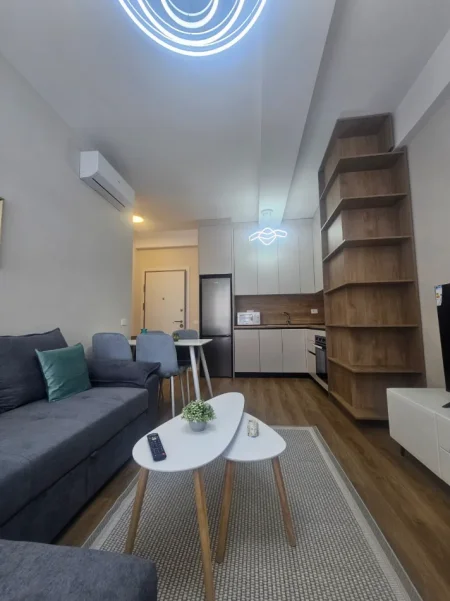 Tirane, jepet me qera apartament 1+1 , 60 m² 450 € (Fresku)