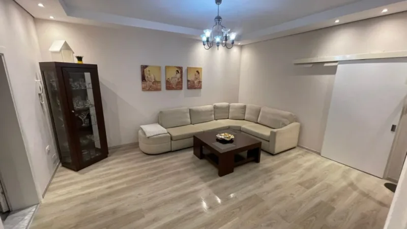 Tirane, jepet me qera apartament 2+1 Kati 1, 80 m² 500 € (Shkolla Bashkuar)