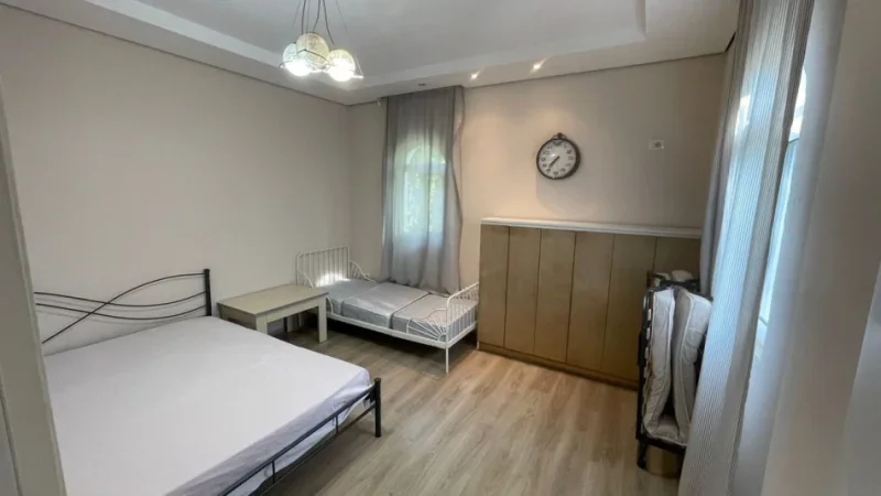 Tirane, jepet me qera apartament 2+1 Kati 1, 80 m² 500 € (Shkolla Bashkuar)