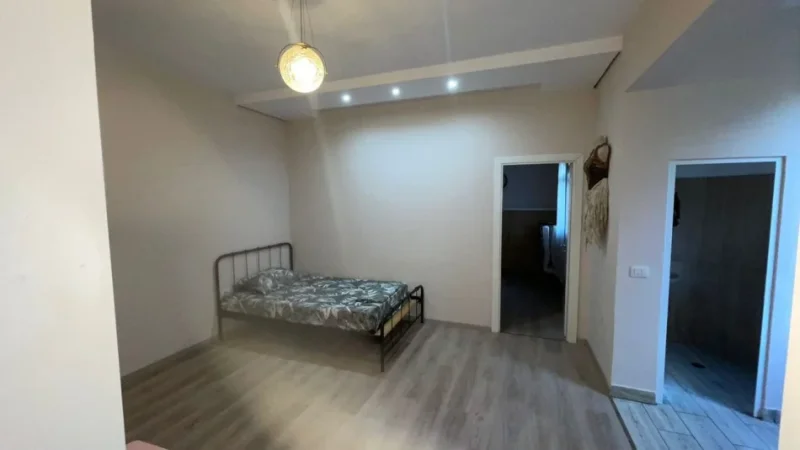 Tirane, jepet me qera apartament 2+1 Kati 1, 80 m² 500 € (Shkolla Bashkuar)