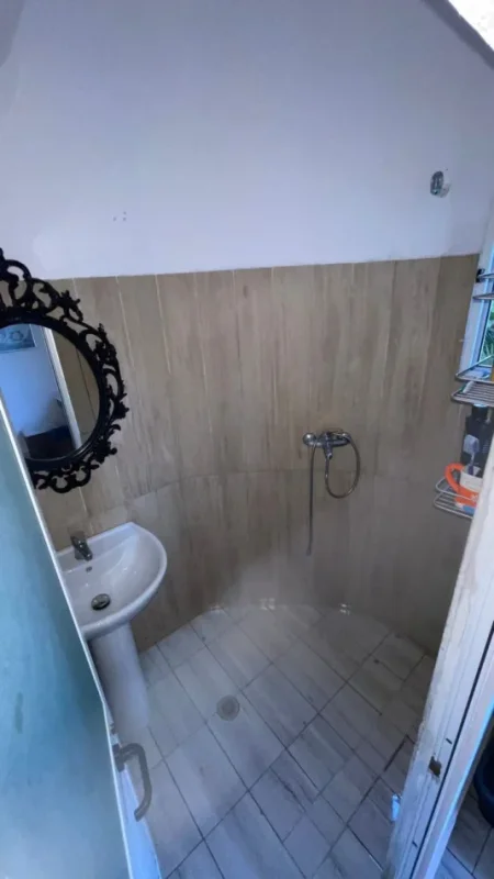 Tirane, jepet me qera apartament 2+1 Kati 1, 80 m² 500 € (Shkolla Bashkuar)