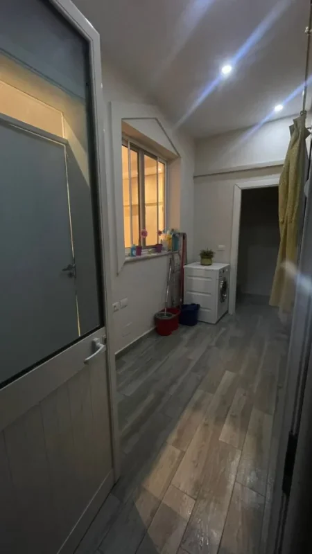 Tirane, jepet me qera apartament 2+1 Kati 1, 80 m² 500 € (Shkolla Bashkuar)