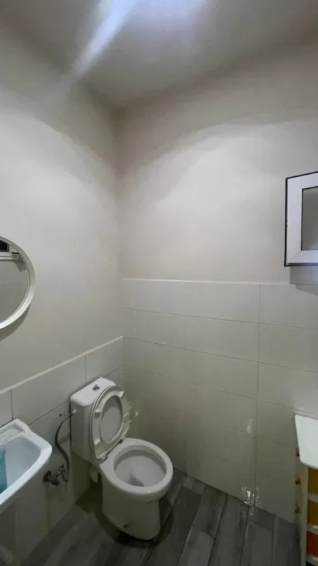Tirane, jepet me qera apartament 2+1 Kati 1, 80 m² 500 € (Shkolla Bashkuar)
