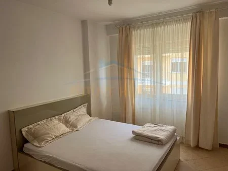 Durres, jepet me qera apartament 1+1 Kati 8, 48 m² 420 € (Pallati I Sportit)