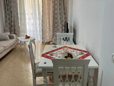 Durres, jepet me qera apartament 1+1 Kati 8, 48 m² 420 € (Pallati I Sportit)