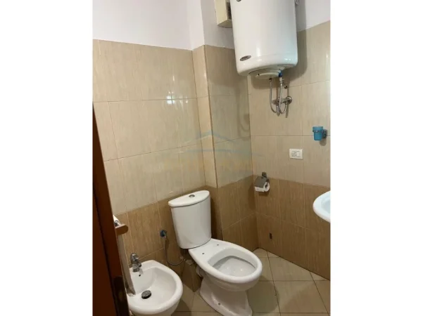 Durres, jepet me qera apartament 1+1 Kati 8, 48 m² 420 € (Pallati I Sportit)