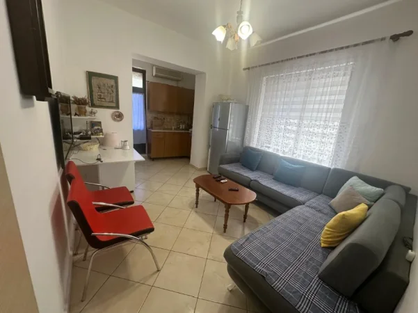 Tirane, jepet me qera apartament 1+1+Aneks+Ballkon Kati 2, 75 m² 550 € (Rruga e Barrikadave)