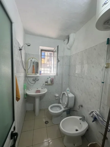 Tirane, jepet me qera apartament 1+1+Aneks+Ballkon Kati 2, 75 m² 550 € (Rruga e Barrikadave)