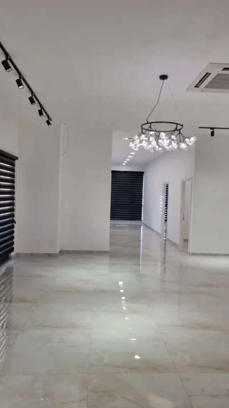 Tirane, jepet me qera ambjent biznesi Kati 1, 227 m² 3.200 € (Rruga e Dibrës)